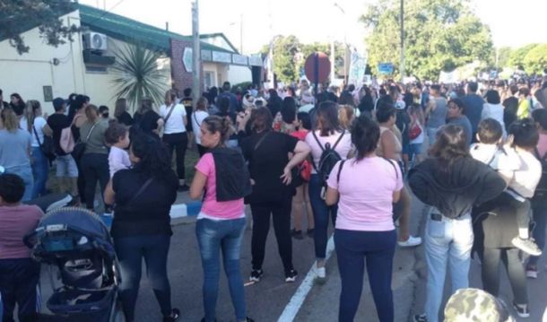 Masiva marcha en La Pampa a la comisaría en la que está presa una de las acusadas de matar a Lucio
