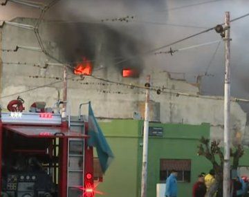 Voraz incendio destruyó un depósito de artículos de limpieza en Soldati