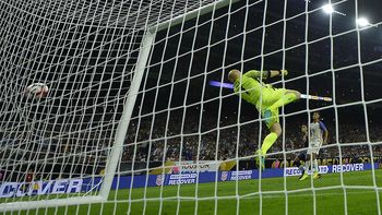 El tiro libre de Messi se coló en el ángulo izquierdo El tiro libre de Messi se coló en el ángulo izquierdo