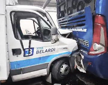 Impresionante accidente en el Paseo del Bajo: chocaron un micro