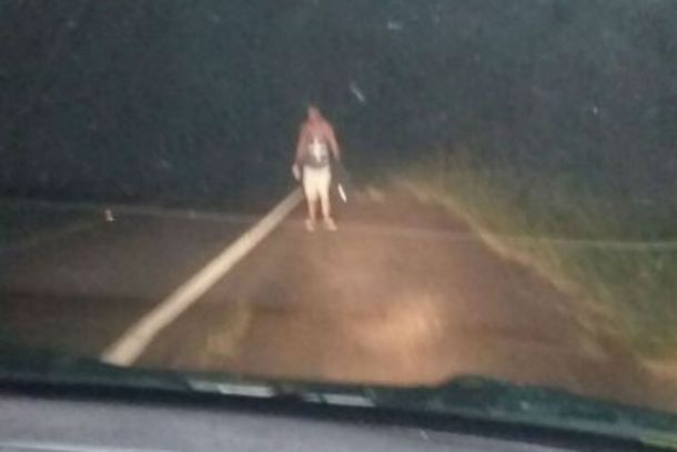 Así estaba el hombre pidiendo ayuda en la ruta