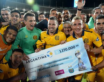 El plantel canalla posa con el premio por la clasificación