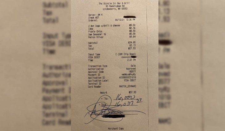 Comió panchos con papas fritas y dejó 16 mil dólares de propina