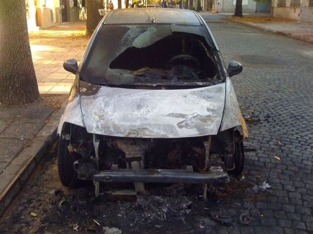 Cada vez más autos quemados