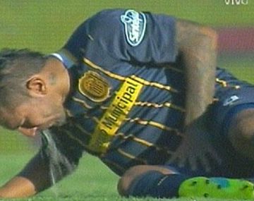 A lo Messi: se descompuso y vomitó en pleno encuentro