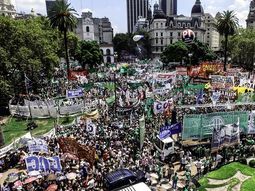 trabajadores, pymes, movimientos sociales y politicos marchan contra macri trabajadores, pymes, movimientos sociales y politicos marchan contra macri