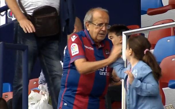 El abuelo del Levante juega con su nieta en la cancha