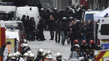 sigue el horror en paris: inmolacion, vuelos desviados y mas detenciones sigue el horror en paris: inmolacion, vuelos desviados y mas detenciones