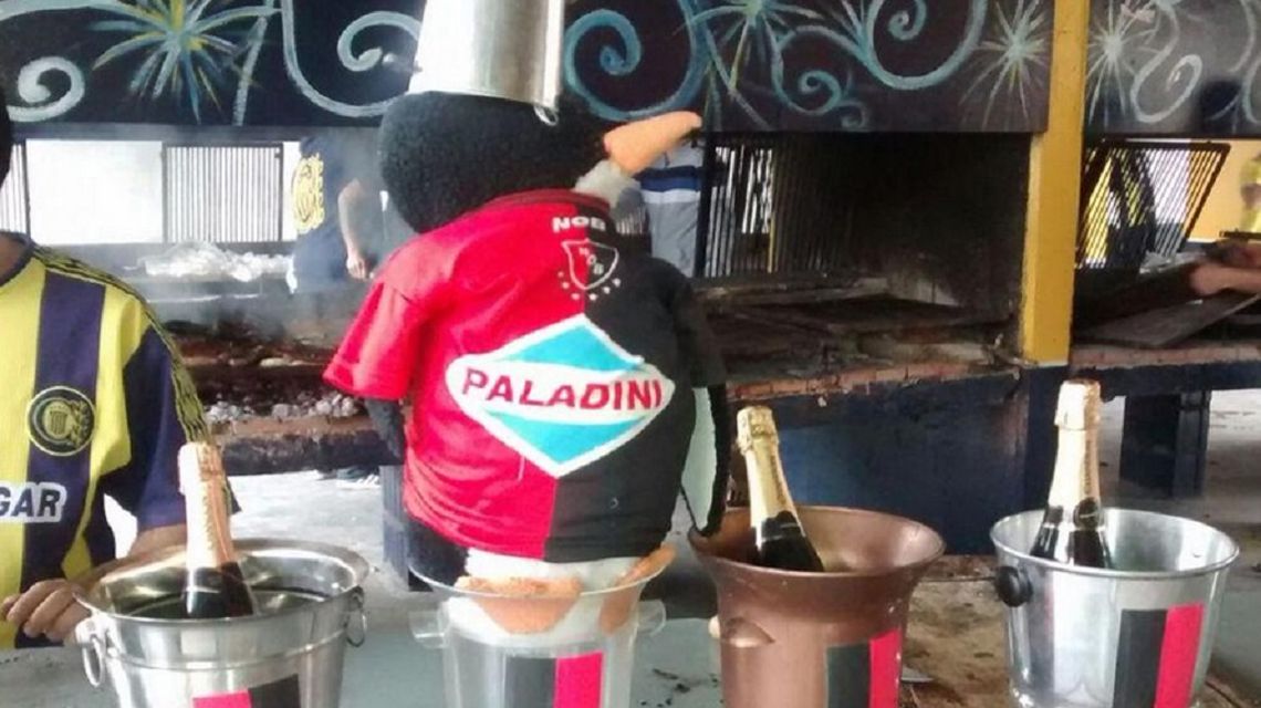 Central se sigue riendo de Newells: los insólitos objetos ...