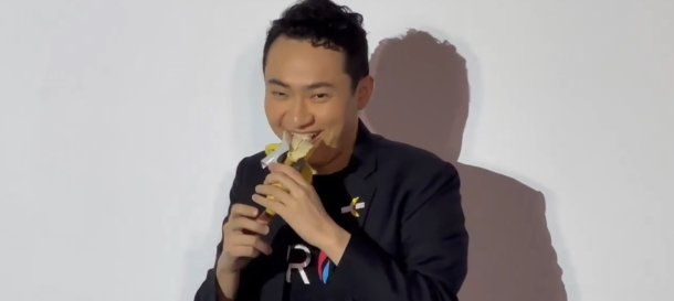 Justin Sun se comió la banana de los millones de dólares.