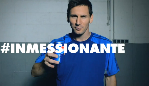 La inmessionante publicidad de Lio con una lata de gaseosa