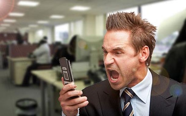 Enojado con el celular