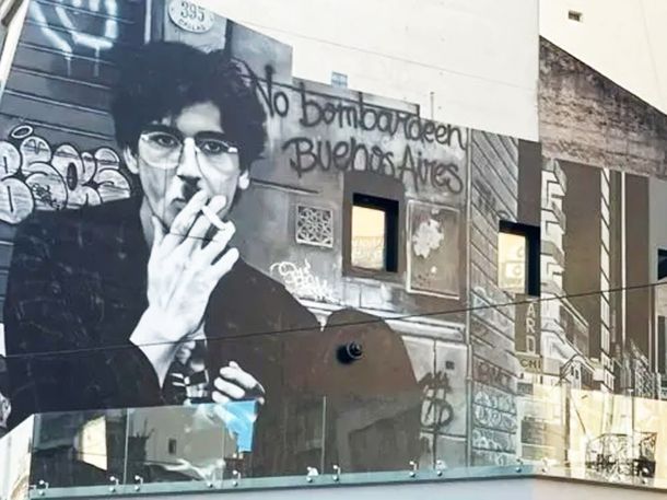 Inauguraron un gigantesco mural de Charly García en Corrientes y Callao