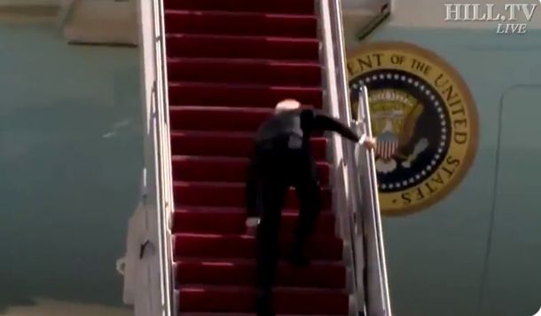 VIDEO: El blooper de Joe Biden al subir al Air Force One que se volvió viral