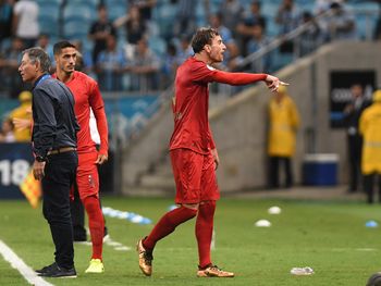 Fernando Amorebieta se retiró expulsado y complicó a Independiente