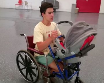 Desarrollaron una silla de ruedas con un accesorio para llevar bebés
