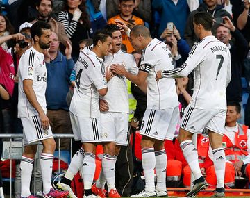 El Real goleó al Almería y sueña con el campeonato