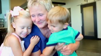 imperdible agradecimiento: salvo a varios bebes y le dedicaron un emotivo homenaje imperdible agradecimiento: salvo a varios bebes y le dedicaron un emotivo homenaje