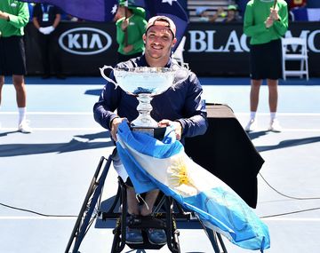 Gustavo Fernández, campeón en Australia, exhibe su trofeo con la bandera argentina