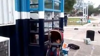 dejan a un bebe abandonado en un super tras un saqueo