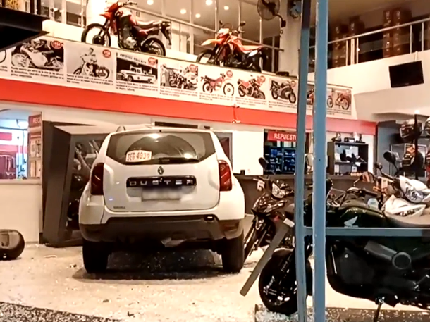 Una camioneta chocó contra una moto