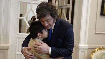 Javier Milei otra vez con Pedrito y su mamá Javier Milei otra vez con Pedrito y su mamá