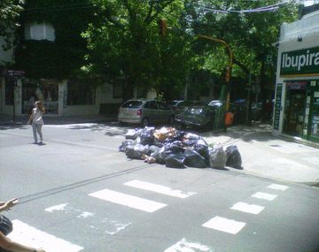 Acumulación de residuos en la esquina de Echeverría y Moldes, en el barrio de Belgrano. Foto: @cristianST