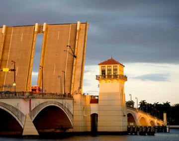 Una mujer murió al caer de un puente levadizo