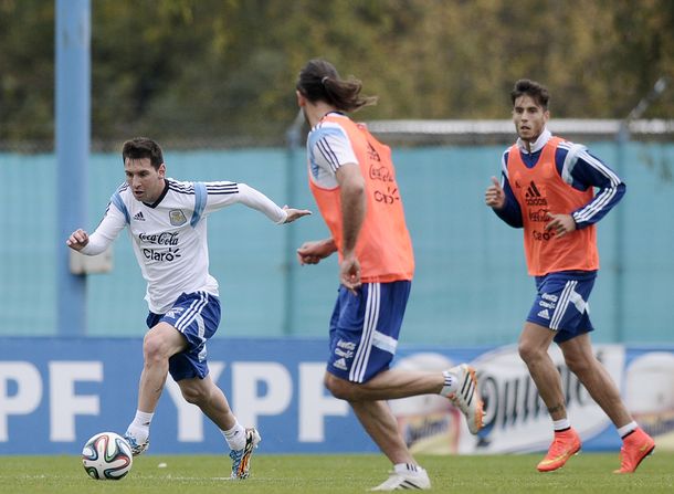 Sabella probó en la práctica con Demichelis, que parece ganarse un lugar entre los 23