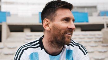 Con una imagen de Messi, la Selección Argentina oficializó su nueva casaca. Con una imagen de Messi, la Selección Argentina oficializó su nueva casaca.