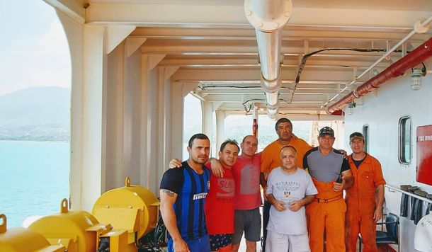 Argentinos varados: Emiliano Jarolin junto a parte de la tripulación 