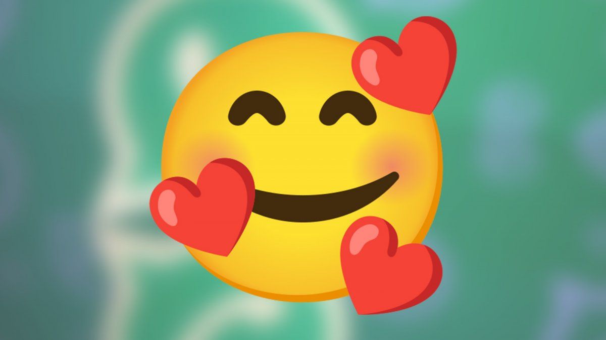 Qu significa la carita rodeada de corazones en WhatsApp