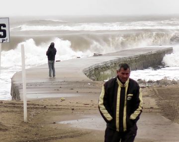 Una típica postal de Mar del Plata copada por el viento