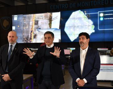 Refuerzan la seguridad en plazas y parques: policías en cuatris y tótems de alerta