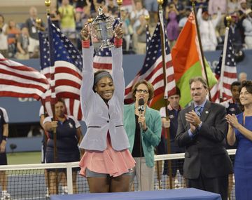 Serena Williams superó a Azarenka y se consagró en su casa