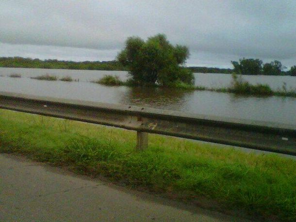 La autopista Buenos Aires – Rosario se encuentra cerrada por el desborde de un arroyo
