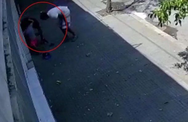 VIDEO: Un nene de tres años defendió a su mamá de un robo