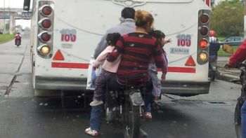 en moto con sus hijas colgadas en los brazos en moto con sus hijas colgadas en los brazos