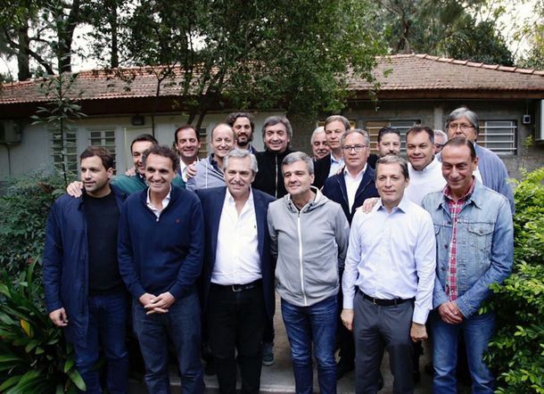 Alberto Fernández con Máximo Kirchner e intendentes peronistas