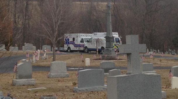 Mensaje del más allá: un hombre murió aplastado por la lápida de su suegra