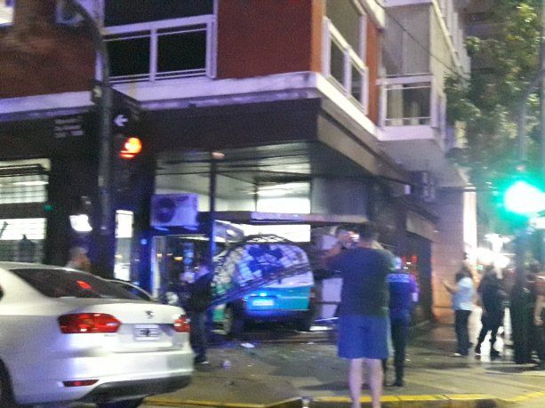 Una ambulancia se incrustó en la vidriera de un local