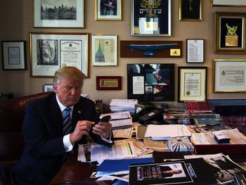 Donald Trump utilizando su smartphone