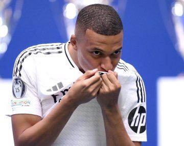 Kylian Mbappé firmó el contrato con el Real Madrid para las próximas cinco temporadas.