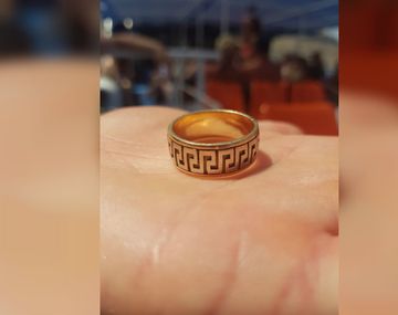 La mujer busca al legítimo dueño del anillo