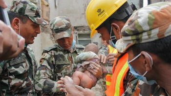 un bebe estuvo 22 horas bajo los escombros un bebe estuvo 22 horas bajo los escombros