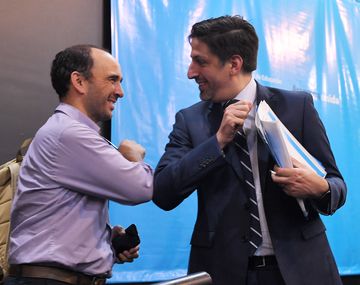 El ministro de Educaci&oacute;n, Nicol&aacute;s Trotta, y el nuevo saludo con el codo por la pandemia de coronavirus