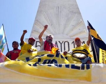 Castells se encadenó en la Pirámide de Plaza de Mayo