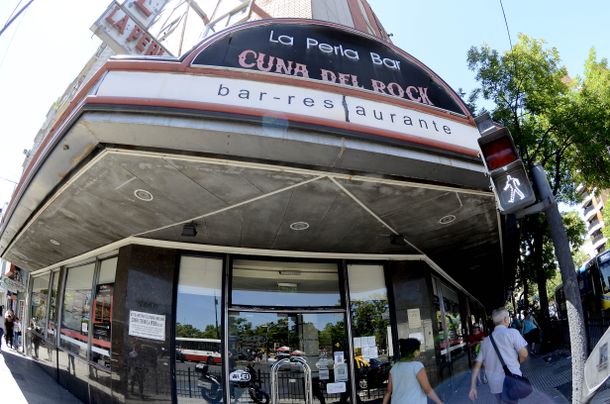 El bar está en pleno barrio de Once