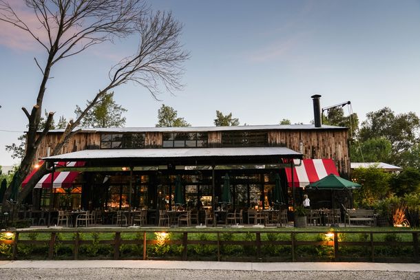 Un restaurante de estilo rural, a minutos de la ciudad, donde se combina cocina de lujo, sustentabilidad y celebración