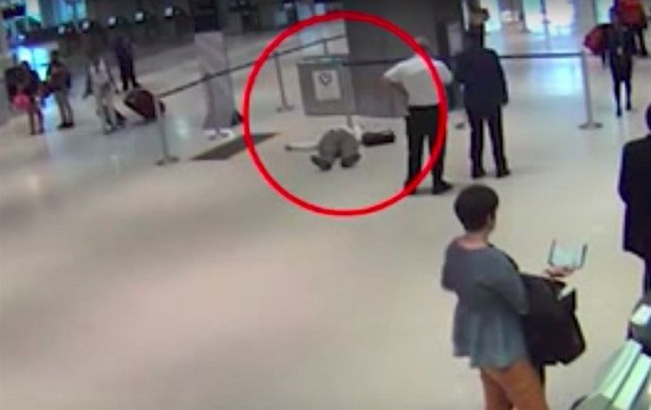 Un empleado de United Airlines atacó a un pasajero de 71 años